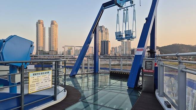 지난 2일 울산 태화루 스카이워크의 전동그네. 주성미 기자