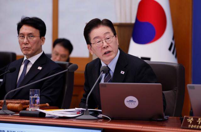 이재명(오른쪽) 대통령이 6일 청와대에서 열린 제14회 국무회의 겸 제4차 비상경제점검회의를 주재하며 발언하고 있다. 왕태석 선임기자