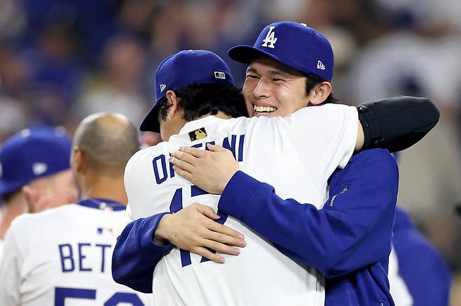LA 다저스 오타니와 사사키가 서로 포옹하고 있다. AFP=연합뉴스