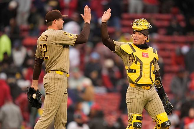 <yonhap photo-1546=""> San Diego Padres pitcher Mason Miller, left, and catcher Freddy Fermin high-five after defeating the Boston Red Sox in a baseball game, Sunday, April 5, 2026, in Boston. (AP Photo/Robert F. Bukaty)/2026-04-06 06:37:31/ <저작권자 ⓒ 1980~2026 ㈜연합뉴스. 무단 전재 재배포 금지, AI 학습 및 활용 금지></yonhap>