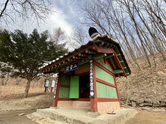 경북 영주와 강원도 영월을 잇는 고치령 정상의 산령각.중앙포토