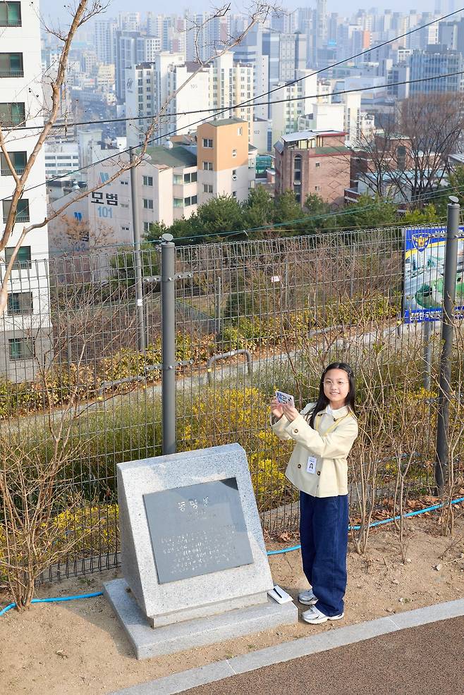 정순왕후가 매일 영월이 있는 동쪽을 바라보며 단종의 명복을 빌었다는 동망봉의 유래를 살펴본 박세아 학생기자.