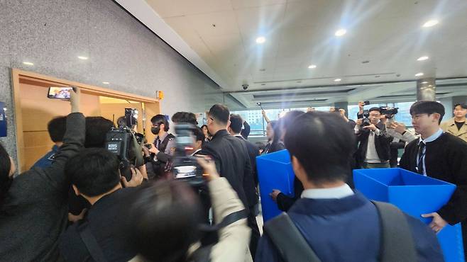 6일 오전 9시 20분쯤 전북 전주시 효자동 전북도청 4층 김관영 전북지사 집무실과 비서실에 전북경찰청 반부패경제범죄수사대 수사관들이 압수수색용 파란색 상자를 안고 들이닥치고 있다. 김 지사는 지난해 11월 30일 오후 6시 30분~9시 전주 한 식당에서 더불어민주당 청년 당원·지방의원·출마 예정자 등 20여명과 함께한 저녁 식사 겸 술자리에서 대리기사 비용 명목으로 현금 68만원을 나눠준 혐의(공직선거법 위반)로 고발됐다. 김준희 기자