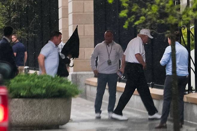 도널드 트럼프 미국 대통령(흰색 모자 차림)이 5일(현지시간) 골프를 마치고 백악관으로 돌아가고 있다. AP=연합뉴스