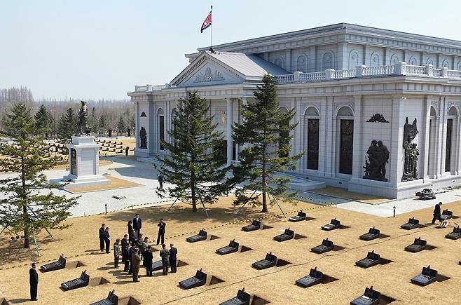 북한은 우크라이나 전쟁에 참전했다 사망한 전사자를 기리기 위해 기념관을 건립하고, 기념관 주변에 전자사의 유해를 안치했다. 사진 왼쪽이 화성지구 아파트 단지다. 사진=뉴스 1