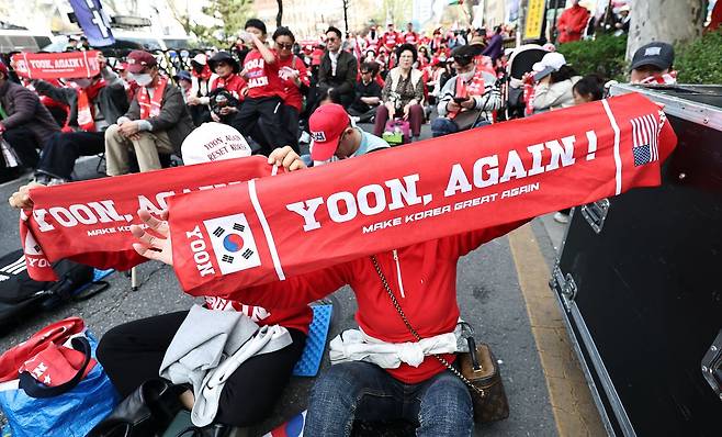 윤석열 전 대통령 탄핵 1년을 맞은 지난 4일 헌법재판소 인근에서 윤 전 대통령 지지자들이 '윤 어게인 집회'를 하고 있다. 연합뉴스