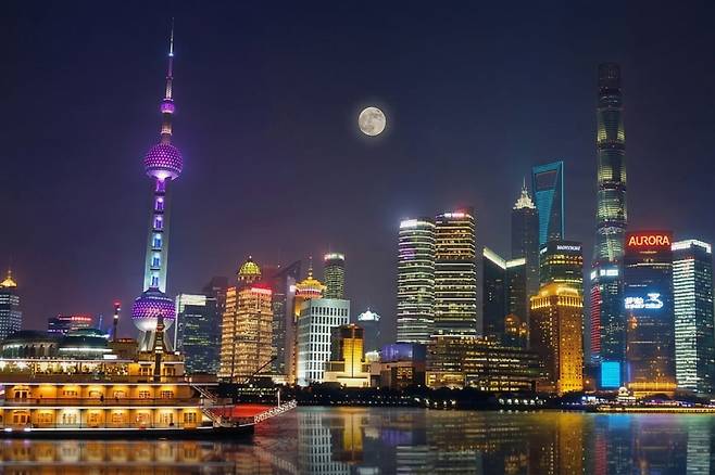 중국 상해 와이탄에서 조망한 푸둥 신구 야경. 사진=하나투어