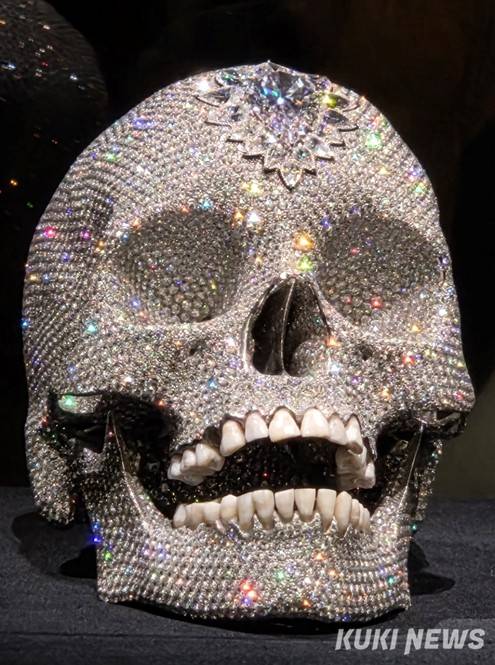 데미안 허스트, 신의 사랑을 위하여, 2007, 백금, 다이아몬드, 인간의 치아, 17.1 x 12.7 x 19cm, 개인 소장