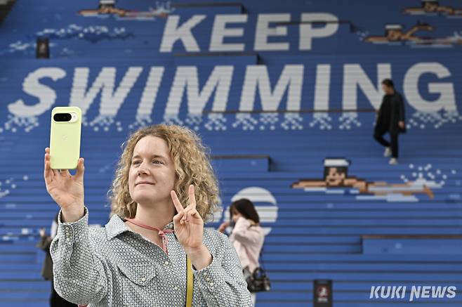 6일 서울 용산역 광장에서 ‘러브쿼터’ 프로그램을 찾은 해외 팬이 기념 촬영을 하고 있다.