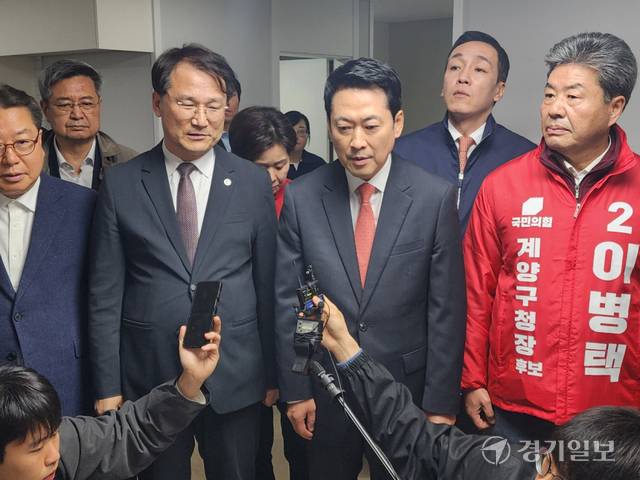 장동혁 국민의힘 대표가 6일 인천 계양구 천원주택 현장을 찾아 인천시 관계자로부터 설명을 듣고 있다. 이병기기자