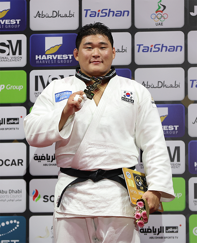 김민종 2024년 제37회 국제유도연맹 세계선수권대회 남자 +100㎏ 금메달 시상식. 사진=EPA=연합뉴스 제공