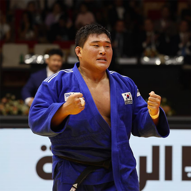 김민종이 2024년 제37회 국제유도연맹 세계선수권 남자 +100㎏ 결승전에서 2018년 대회 금메달리스트 구람 투시슈빌리를 누르기 한판으로 꺾고 우승한 뒤 주먹을 불끈 쥐고 있다. 사진=대한유도회 제공
