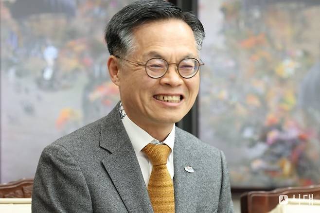 김종기 여수세계섬박람회 사무총장이 3일 '동행미디어시대' 취재진과 인터뷰에서 5개월 앞으로 다가온 2026년 여수세계섬박람회 진행사항에대해 설명하고 있다./사진=홍기철기자