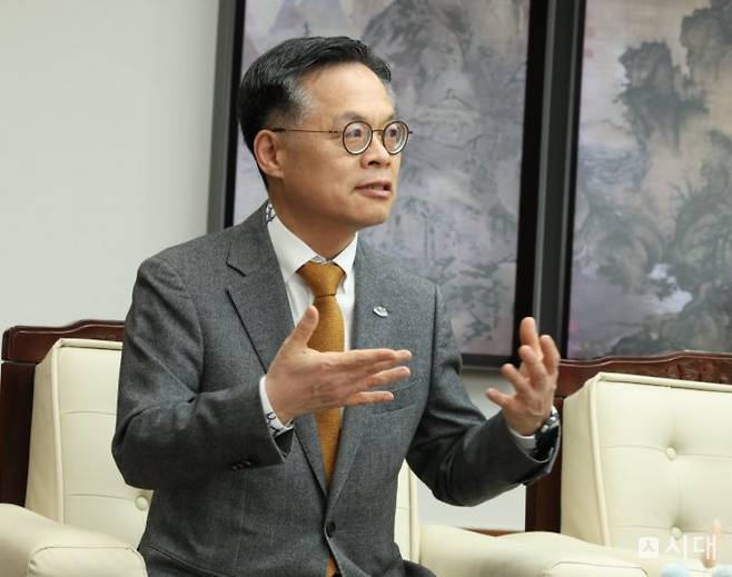 김종기 여수세계섬박람회 사무총장이 3일 '동행미디어시대' 취재진과 인터뷰에서 5개월 앞으로 다가온 2026년 여수세계섬박람회 진행사항에대해 설명하고 있다./사진=홍기철기자