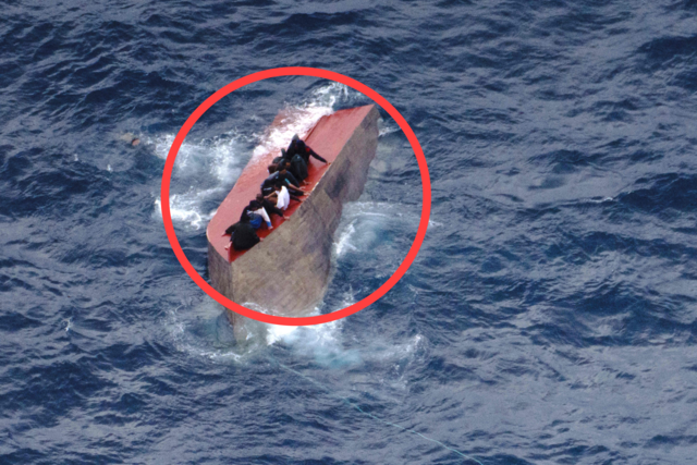 위태로운 난민들 : 4일 지중해에서 유럽으로 향하다 전복된 선박 위에 이민자 10여 명이 구조를 기다리며 앉아있다. 이날 리비아 타주라항에서 이민자 약 120명을 태우고 출발한 선박이 전복되면서 70명이 넘는 인원이 실종됐다. AFP 연합뉴스