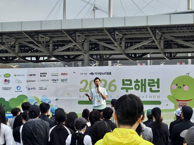 5일 오전 서울 마포 월드컵공원 평화광장에서 열린 ‘2026 무해런’에서 황승용 와이퍼스 이사장이 말하고 있다. 김광우 기자.