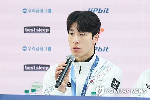 인터뷰하는 황대헌 (밀라노=연합뉴스) 서대연 기자 = 21일(현지시간) 이탈리아 밀라노 코리아하우스에서 열린 쇼트트랙 대표팀 기자회견에서 황대헌이 인터뷰하고 있다. 2026.2.21 dwise@yna.co.kr