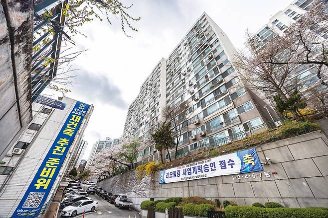 리모델링을 추진했다가 재건축 쏠림에 사업을 사실상 중단한 서울 성동구 옥수극동아파트의 3월31일 모습 ⓒ시사저널 최준필