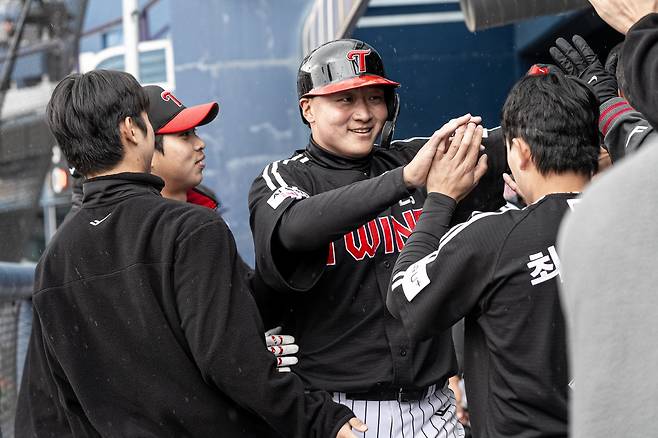 염경엽 LG 감독은 이재원(가운데)의 성장에 많은 공을 들이고 있다. 이재원이 타석서 디테일한 부분을 채워 상대 투수를 이겨내길 바라고 있다. 사진제공|LG 트윈스