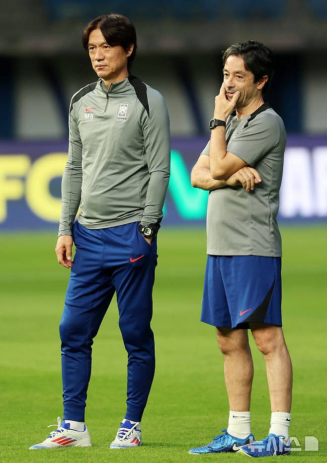 홍명보 감독과 주앙 아로소 코치. /사진=뉴시스