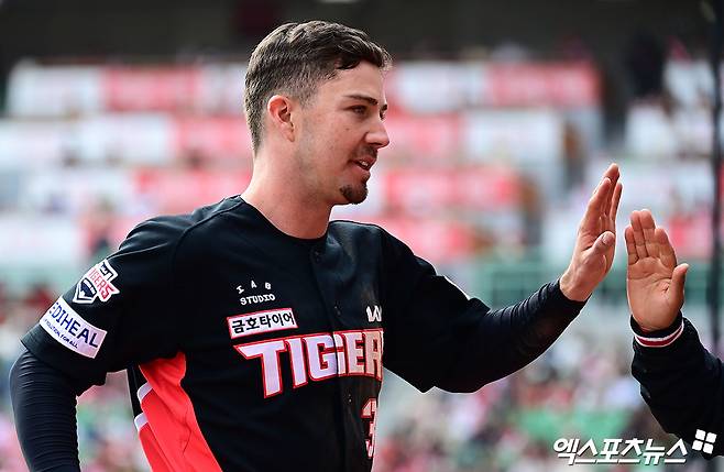 29일 오후 인천SSG랜더스필드에서 열린 '2026 신한 SOL Bank KBO리그' KIA 타이거즈와 SSG 랜더스의 경기, 4회초 종료 후 KIA 데일이 더그아웃으로 향하며 동료들과 하이파이브를 나누고 있다. 엑스포츠뉴스 DB