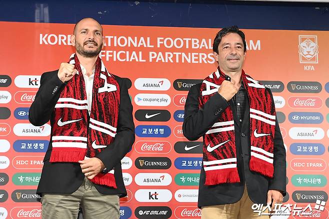 논란의 인터뷰로 홍역을 치르고 있는 주앙 아로소 대한민국 축구대표팀 코치는 해당 기사가 다른 뉘앙스로 나갔다며 삭제를 요청했다. 앞서 아로소 코치는 조국 포르투갈 언론 '볼라 나 레데'와의 인터뷰에서 현재 한국 대표팀에 합류하게 된 배경과 상황에 대해 설명하면서 한국은 자국인 감독을 중심에 두고 유럽 코치를 통해 훈련과 경기 모델을 체계화하려는 구조였다고 밝혔다. 엑스포츠뉴스DB