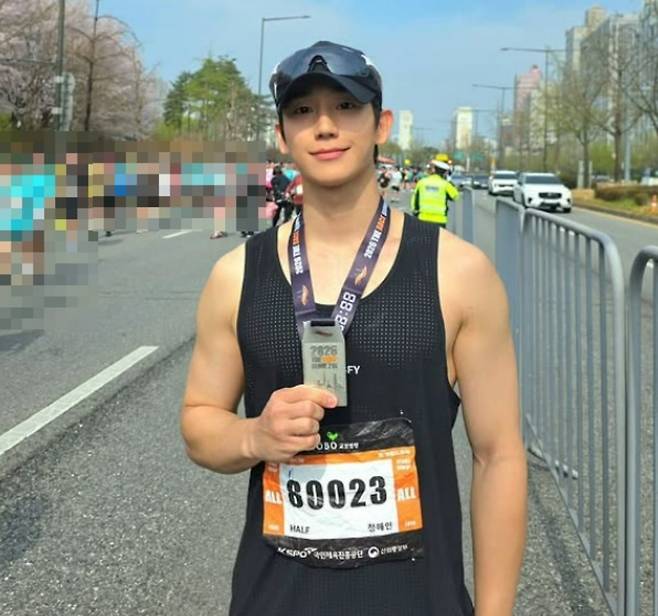 배우 정해인이 마라톤에 참가해 기념 촬영을 하고 있는 모습. / 사진=정해인 SNS