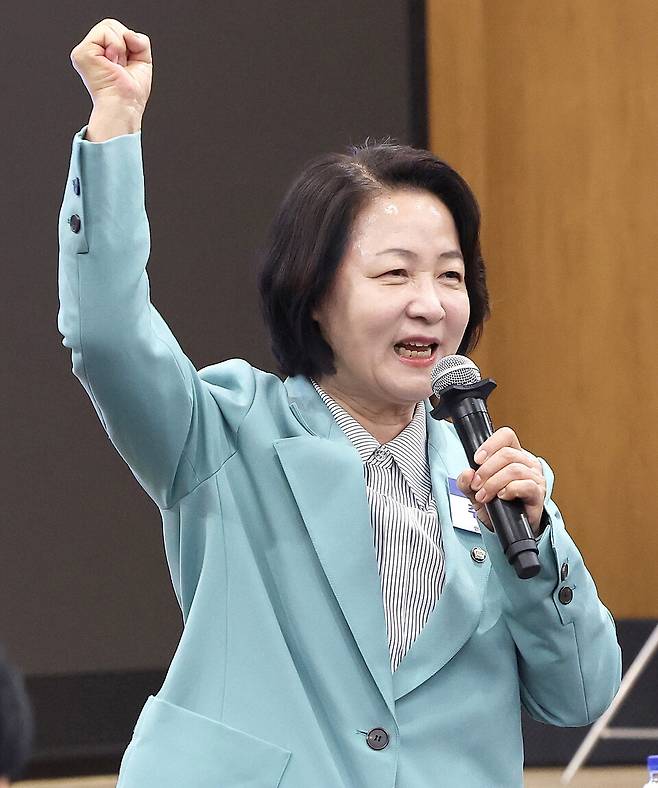 ▲ 6·3지방선거 더불어민주당 경기지사 후보로 확정된 추미애 후보가 지난달 30일 경기도의회에서 열린 경기도당 제3차 상무위원회에서 화이팅을 외치고 있다./인천일보 DB