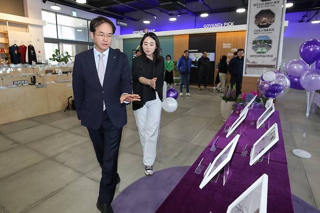 이동환 고양특례시장이 7일 BTS 고양관광정보센터에서 열린 핸드프린팅 특별전을 방문했다. 사진=고양시청