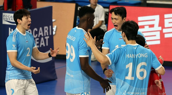6일 천안 유관순체육관에서 열린 프로배구 챔피언결정전 3차전 현대캐피탈과 대한항공 경기. 득점에 성공한 대한항공 선수들이 환호하고 있다. 연합