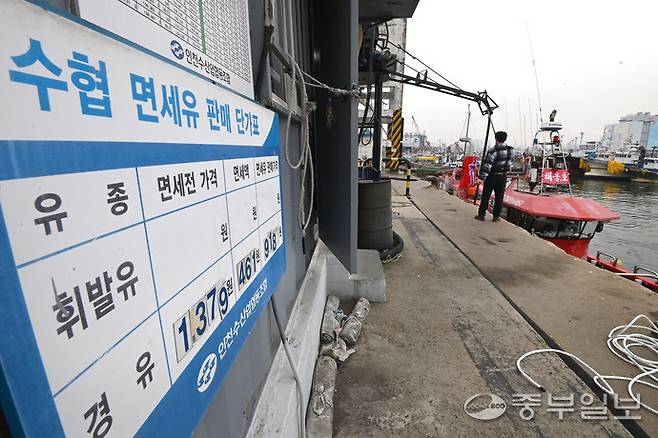 중동 전쟁 여파로 국제 유가 상승 우려가 커지고 있는 가운데 지난달 11일 인천 중구 인천항 인천수협 급유소에서 낚시어선이 조업을 앞두고 면세유를 주유하고 있다. 기름값 상승이 이어질 경우 어민들의 조업 부담과 어획 비용 증가가 불가피할 것이라는 우려가 나오고 있다.정선식기자