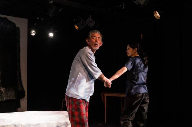 씨어터연바람에서 지난해 공연된 연극 ‘더 파더’의 한 장면.<푸른연극마을 제공>