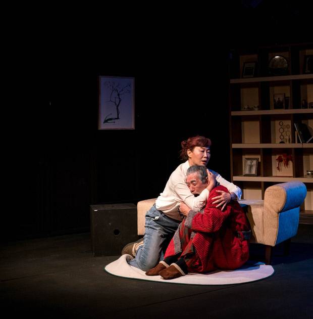 연극 ‘더 파더’의 한 장면.<푸른연극마을 제공>