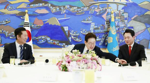 이재명 대통령이 7일 청와대에서 열린 여야정 민생경제 협의체 회담에서 국민의힘 장동혁 대표에게 발언을 권하고 있다. 왼쪽은 더불어민주당 정청래 대표. /연합뉴스