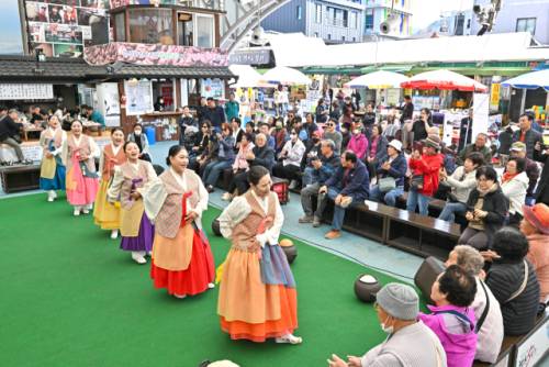 ◇ 대한민국 대표 전통시장 정선5일장이 7일본격 개장하며, 문화 행사에 돌입해 오는 11월까지 70회 상설 문화공연을 이어간다. 사진은 지난해 정선5일장 상설공연 모습.