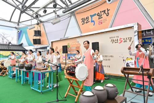 ◇ 대한민국 대표 전통시장 정선5일장이 7일본격 개장하며, 문화 행사에 돌입해 오는 11월까지 70회 상설 문화공연을 이어간다. 사진은 지난해 정선5일장 상설공연 모습.