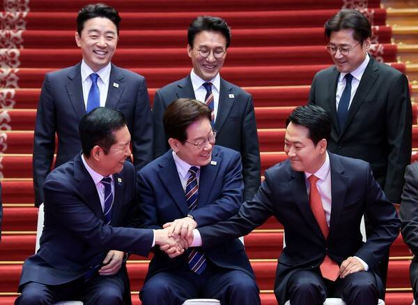 이재명 대통령이 7일 청와대에서 여야정 민생경제 협의체 회담에 앞서 기념촬영 중 정청래 더불어민주당 대표, 장동혁 국민의힘 대표와 손을 잡고 있다. 연합뉴스