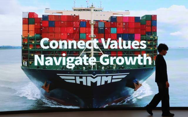 서울 여의도 HMM 본사 스크린의 홍보 영상. 연합뉴스