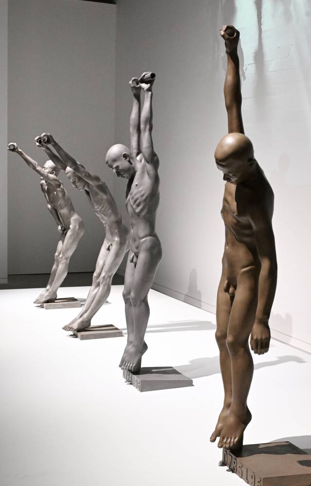 인체 형상에 대해 묻는 작품인 ‘중력무중력’./전강용 기자/