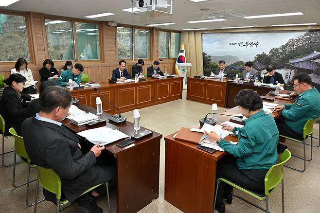 영주시 저출생 대응 범부서 TF팀이 결혼,주거 등 생애주기별 맞춤정책을 논의하고 있다. <영주시 제공>