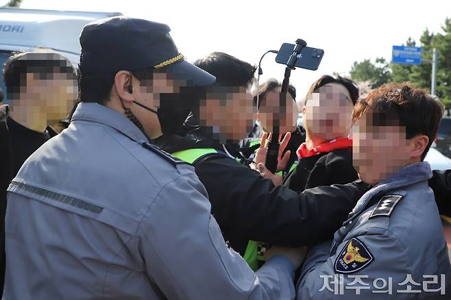 제78주년 제주4.3희생자추념식이 열린 지난 3일 제주4.3평화공원 앞. 극우 유튜버들이 몰려들었다. ⓒ제주의소리