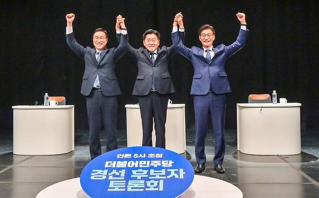 제주언론 5사는 지난 7일 제주MBC 공개홀에서 더불어민주당 제주도지사 경선 후보자 초청 합동토론회를 열었다. 왼쪽부터 위성곤(기호 1번), 오영훈(기호 2번), 문대림(기호 3번) 경선 후보. 고봉수 기자