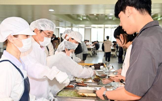 이현재 하남시장이 지난해 7월 고등학교 석식비 지원사업의 첫 시행 현장인 하남고등학교를 찾아 고3 학생들에게 직접 음식을 배식하고 있다.(사진=하남시)