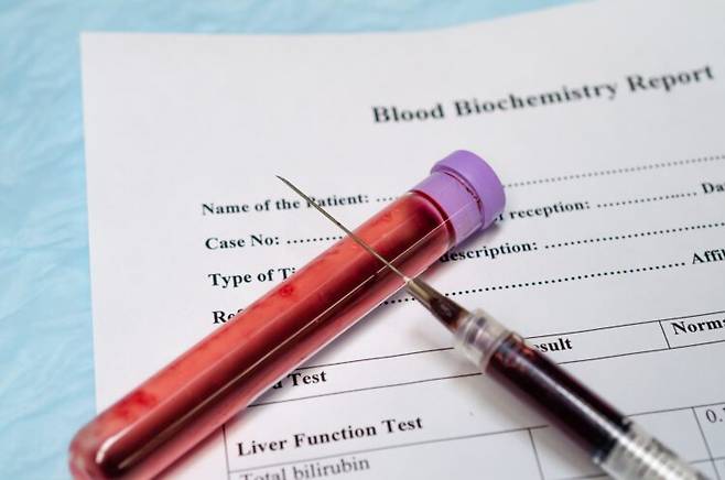 혈액 채취를 통해 간 기능을 포함한 다양한 건강 지표를 확인하는 검사가 이뤄진다. 혈액 한 번 검사로 여러 장기의 이상 신호를 동시에 분석하는 기술도 개발되고 있다. 사진=게티이미지뱅크