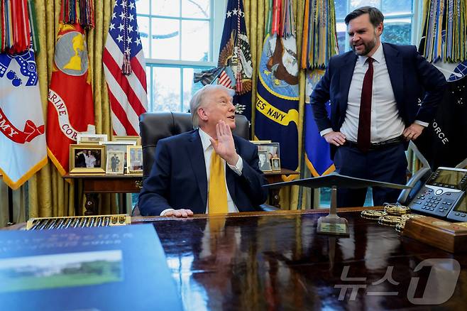 도널드 트럼프 미국 대통령과 JD 밴스 부통령이 16일(현지시간) 워싱턴 D.C. 백악관 집무실에서 반(反)사기 태스크포스 창설 행정명령 서명 중 대화를 나누고 있다. 2026.3.17. ⓒ 뉴스1 ⓒ 로이터=뉴스1