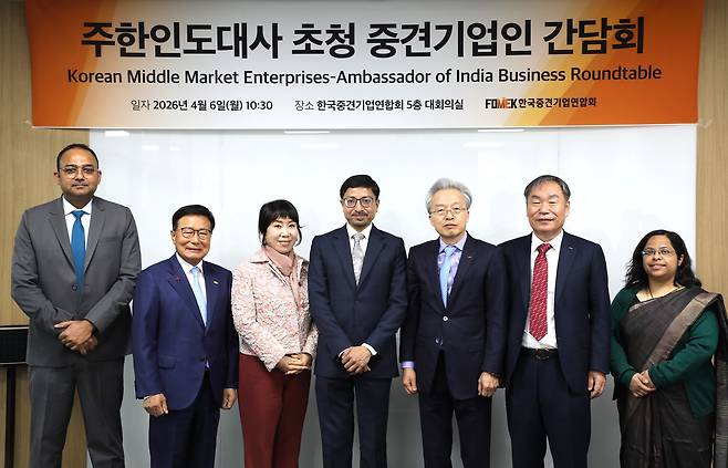 왼쪽부터 니시 칸트 싱 주한인도부대사, 구자관 삼구아이앤씨 책임대표사원, 김해련 태경그룹 회장, 고랑랄 다스 주한인도대사, 최진식 한국중견기업연합회 회장, 박일동 디섹 회장, 산자나 아리아 주한인도대사관 일등서기관이 기념사진을 찍고 있다.(한국중견기업연합회 제공)