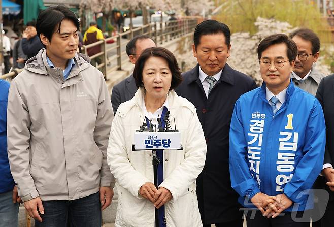 추미애 경기도지사 예비후보가 지난 6일 경기 수원시 팔달구 못골시장을 방문한 뒤 백브리핑을 하고 있다. (공동취재) 2026.4.6 ⓒ 뉴스1 김영운 기자