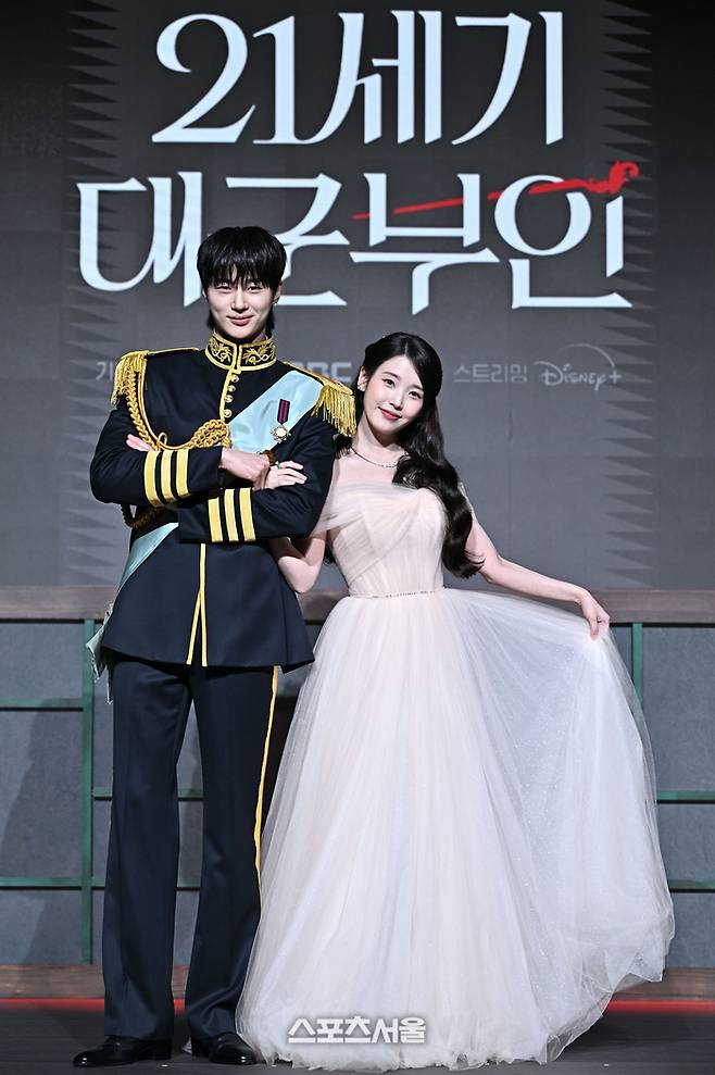 변우석, 아이유가 6일 조선 팰리스 서울 강남에서 열린 MBC 새 금토드라마 ‘21세기 대군부인’ 제작발표회에서 포즈를 취하고 있다. 사진 | 최승섭기자