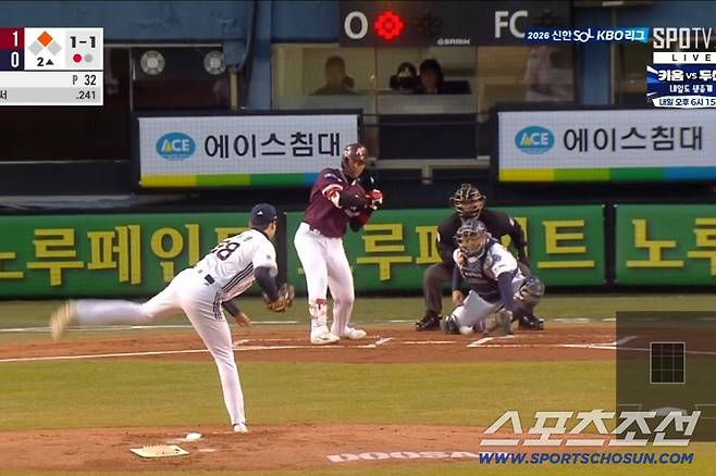 두산 최승용의 피칭을 포수 양의지가 잡을 때 미트에 맞고 옆으로 튀고 있다. SPOTV2 중계화면 캡쳐