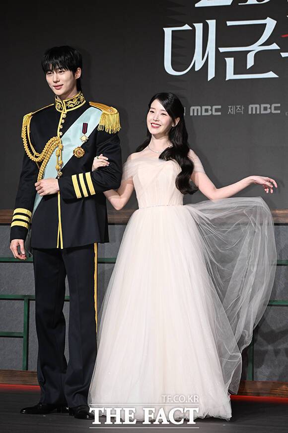 배우 변우석(왼쪽)과 아이유가 MBC 새 금토드라마 '21세기 대군부인'로 시청자와 만난다. 사진은 지난 6일 서울 강남구 조선 팰리스 서울 강남에서 열린 제작발표회에 참석한 모습. /김성렬 기자